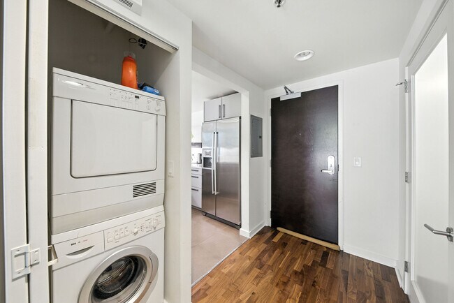 Building Photo - 555 4th St