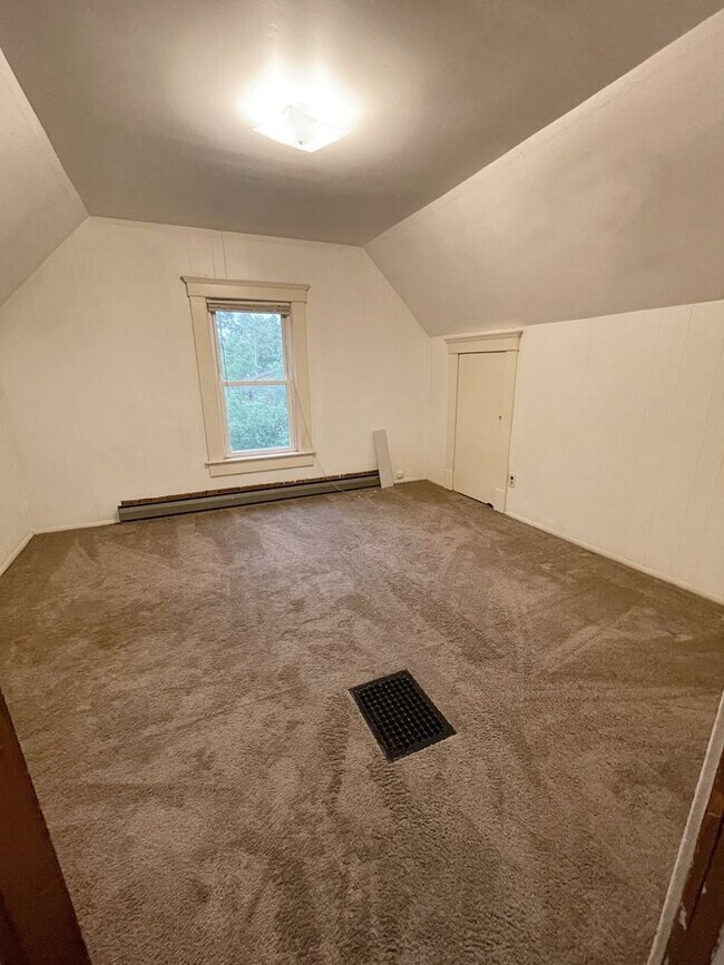 Building Photo - 7 Bedroom Close to Ross, Yost, and UM campus!