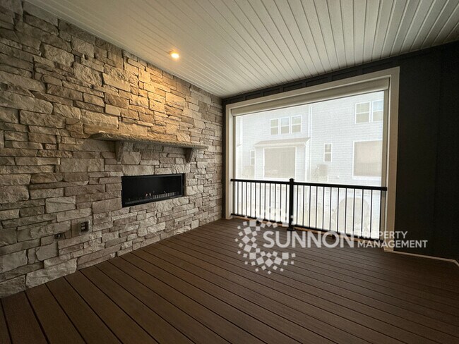Building Photo - Beautiful 4 Bed 3.5 Bath Townhome minutes ...