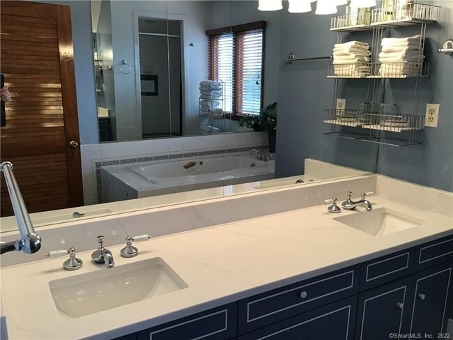 Building Photo - 105 Elm St