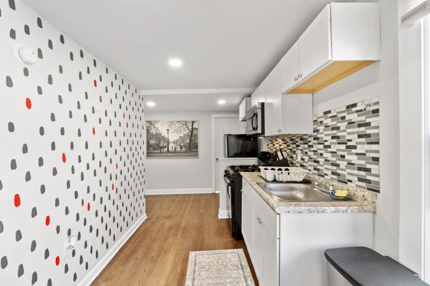 Building Photo - 9 W 51st St