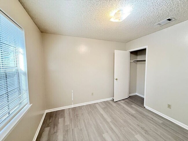 Building Photo - 9307 Mabel St