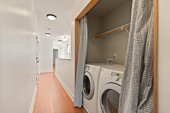 Building Photo - Beautiful 3-bdrm/2.5-bath contemporary craft home w/ lots of character. A/C, fireplace, fenced ba...