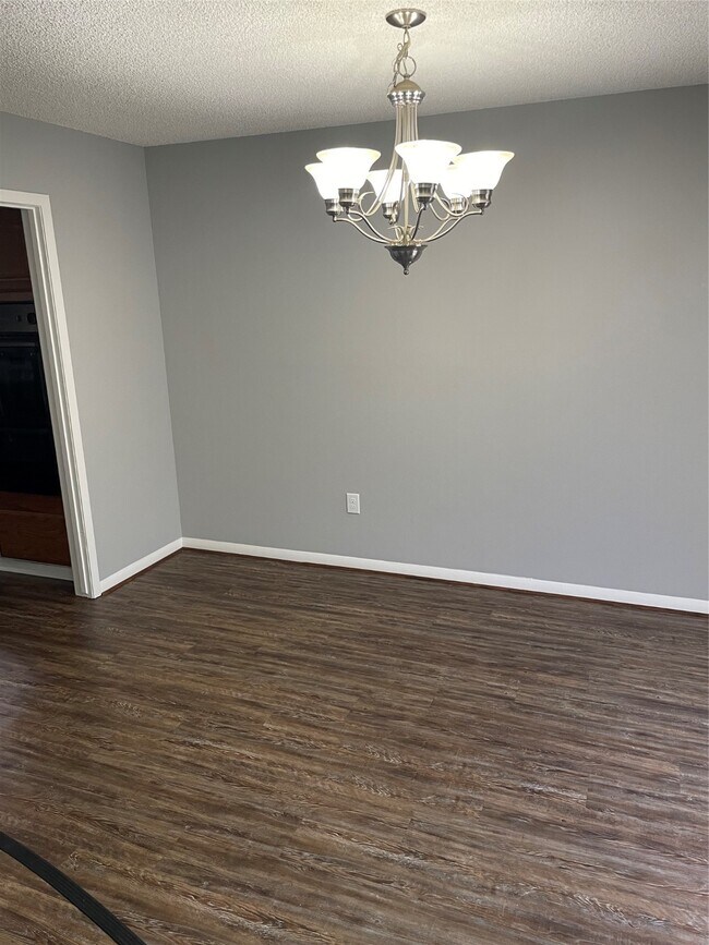 Building Photo - 614 Meadowglen Dr