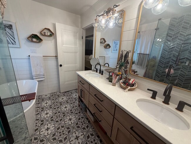 Building Photo - Gorgeous 4 Bedroom Home!!