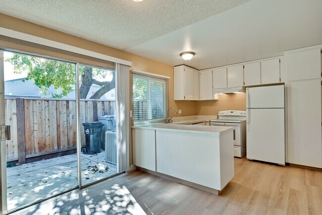 Building Photo - Remodeled 2 Bed 1 Bath Condo!