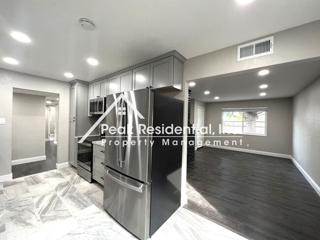 Building Photo - Beautifully Updated 3bd/2ba Home with 2 Car Garage!