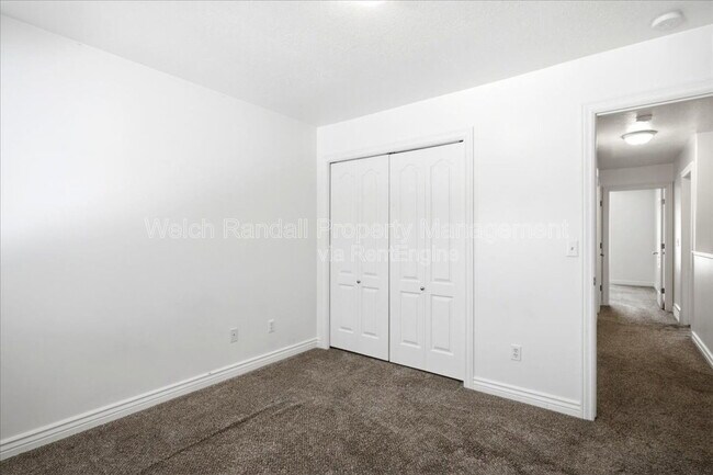 Building Photo - 672 E Clearwater Dr N