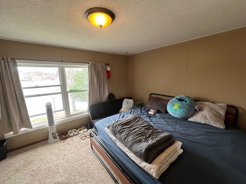 Building Photo - 136 14th St NE