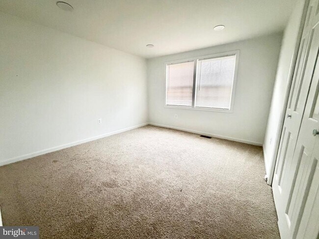 Building Photo - 4001 Middle Ridge Dr