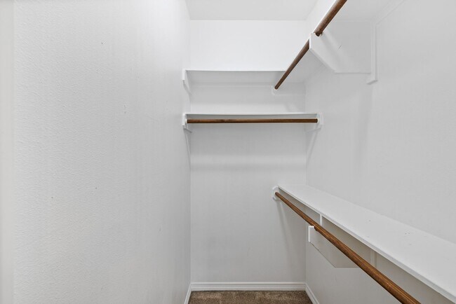 Building Photo - August 2026 Pre-Lease 4 bed Lakeridge - NO CARPET!