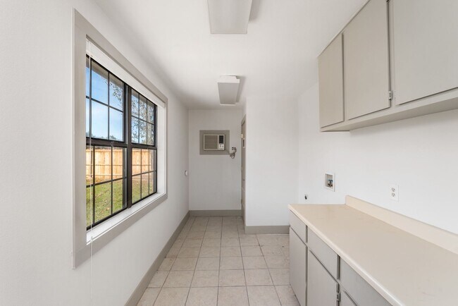 Building Photo - FALL 2026 PRE-LEASE! Amazing Location for ...