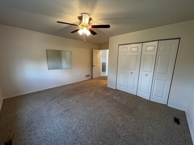 Building Photo - Charming 3 Bed, 2 Bath Home in Maple Hill