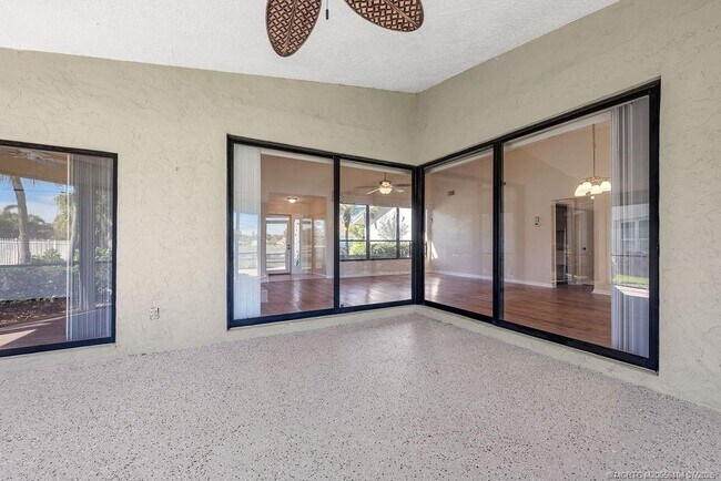 Building Photo - 2386 SW Creekside Dr
