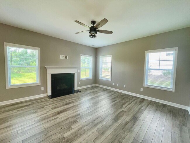Building Photo - Spacious 4 Bedroom, 2 And A Half Bath Nest...