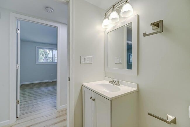 Building Photo - 835 Niagara Ln N