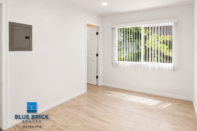 Building Photo - 5942 N Tujunga Ave
