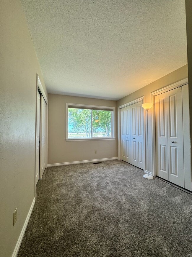 Building Photo - Large lower valley home, freshly remodeled...