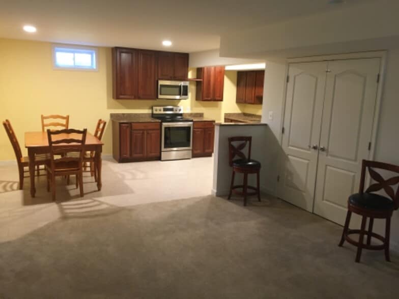 Building Photo - 41861 Rawnsley Dr