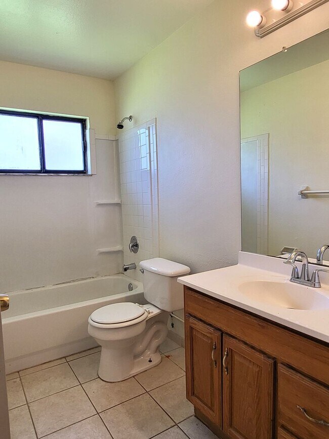 Building Photo - Spacious Rooms~Sunny~Large Yard~3Beds2Bath...