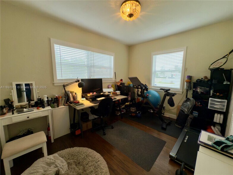 Building Photo - 16 Malaga Ave