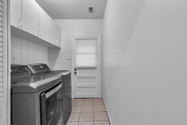 Building Photo - 6811 N Kenneth Ave