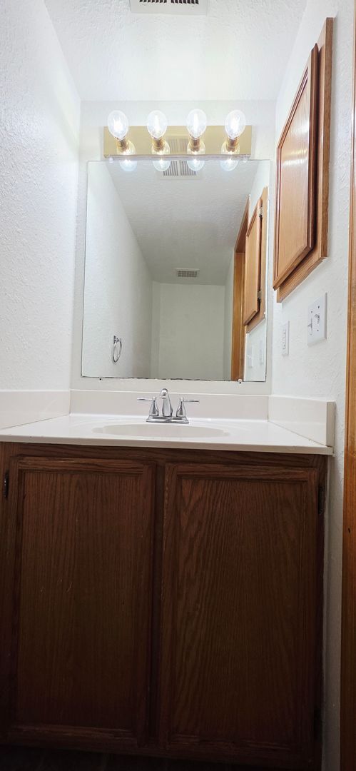 Building Photo - Charming 3 bedroom, 2.5 bath home in West El Paso!