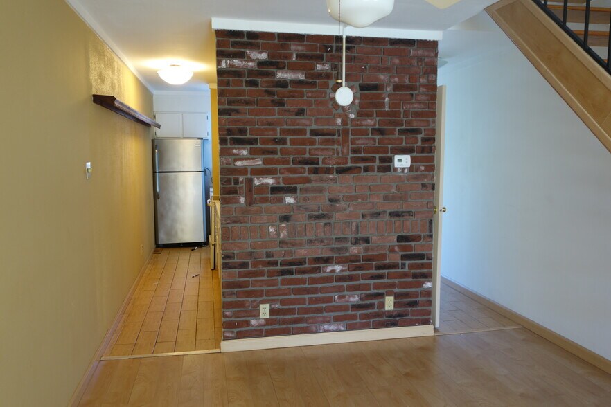 Building Photo - 624 Summit House