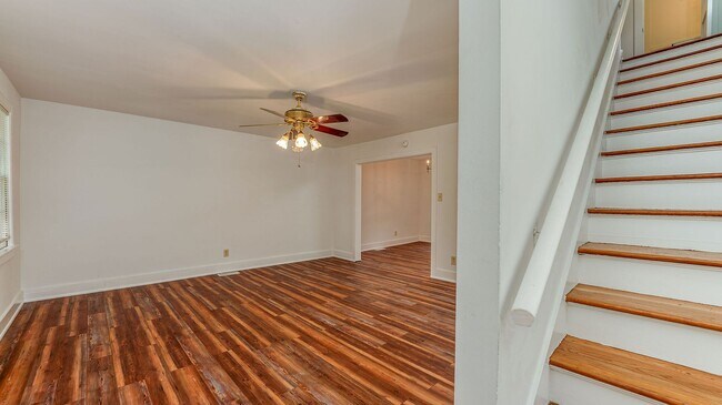 Building Photo - 3 Bedroom 1 Bath Townhouse in Wagener Terr...
