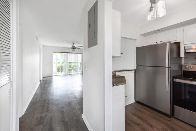 Building Photo - 9851 Sandalfoot Blvd