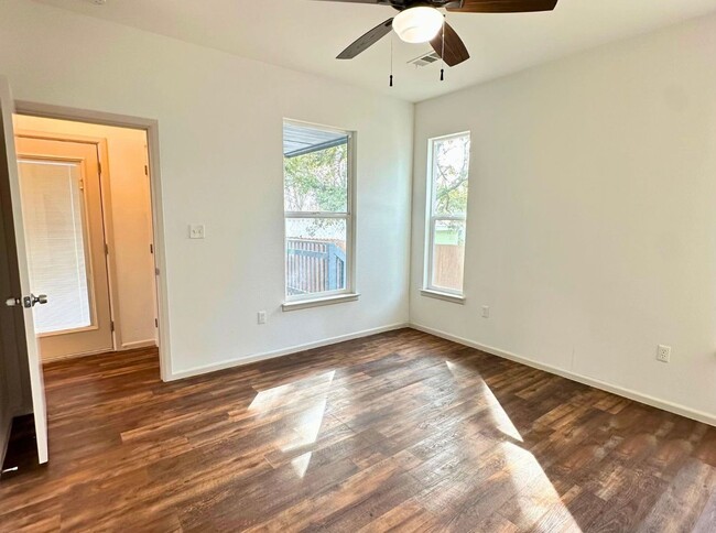Building Photo - Charming 3 Bed 2 Bath Home - Fenced Backyard!