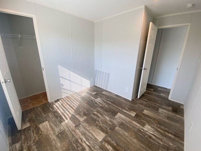 Building Photo - Spacious 3 Bedroom Mobile Home for Rent in...