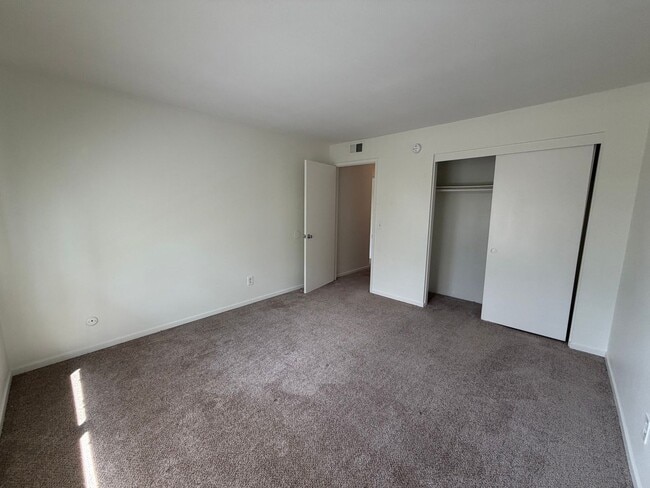 Building Photo - 800-806 S Park Hyde St