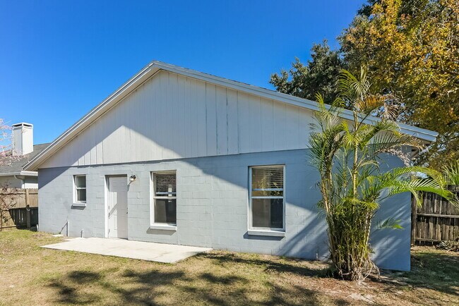 Building Photo - 224 Kingshill Ct SE