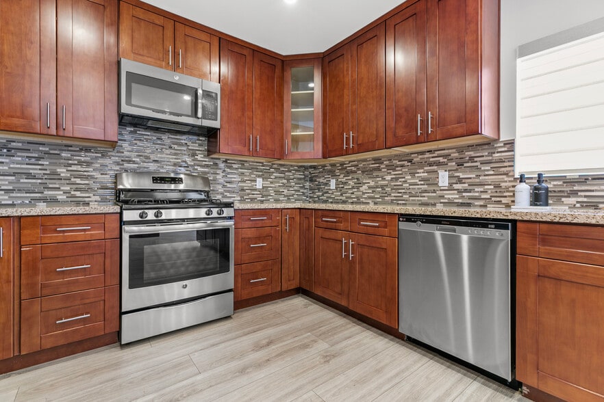 Building Photo - 7911 Fulton Ave