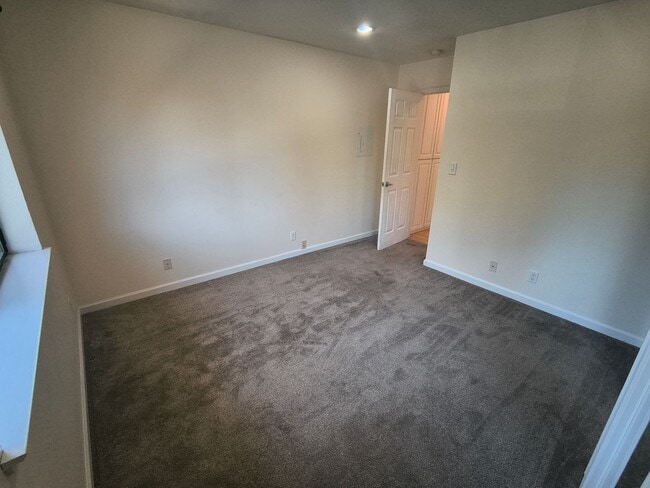 Building Photo - 1BED/1BATH Condo Located in a Quiet Area of Downtown Concord, Ca!!