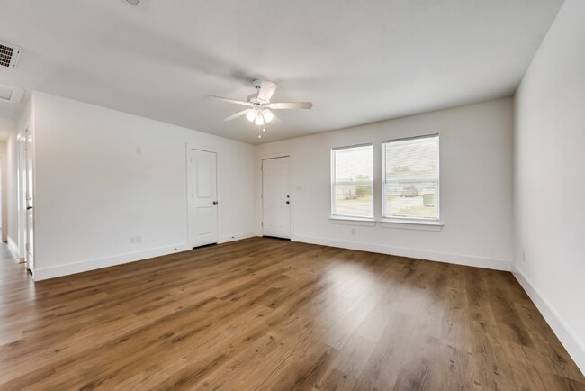 Building Photo - "Spacious 3-Bedroom Duplex with 2 Full Bat...