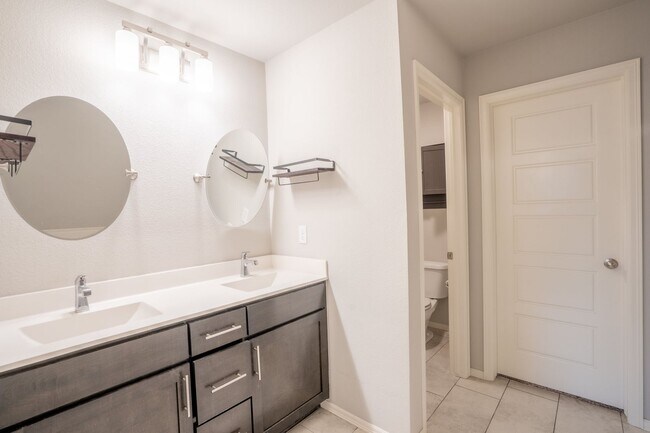 Building Photo - 4 bed/2 bath!