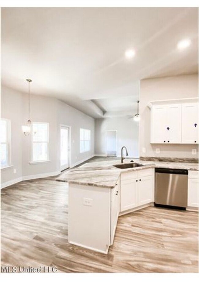 Building Photo - Luxury 4 bedroom 3 bath Home for rent