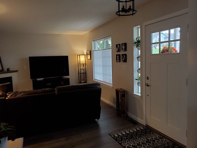 Building Photo - ***PENDING APPLICATION***Beautiful 3 Bedroom Home with Massive Garage and Bonus Room