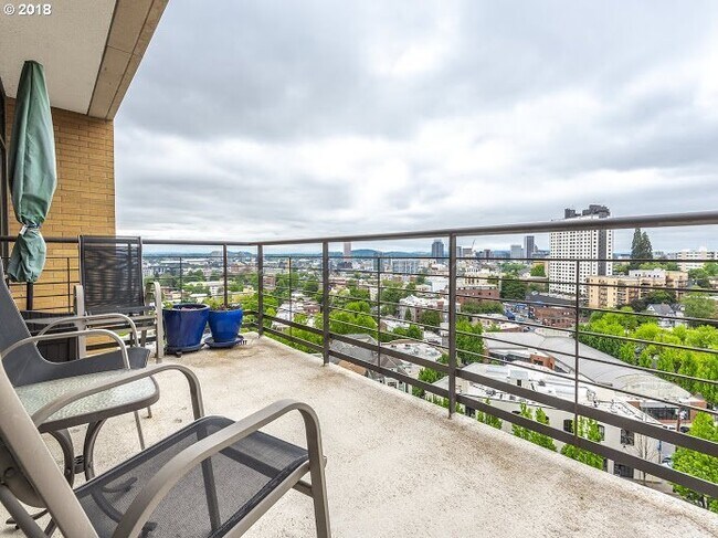 Building Photo - Rare rental in The Westerly - spectacular 2/2.5 unit w/sweeping views/2 parking/2 storage