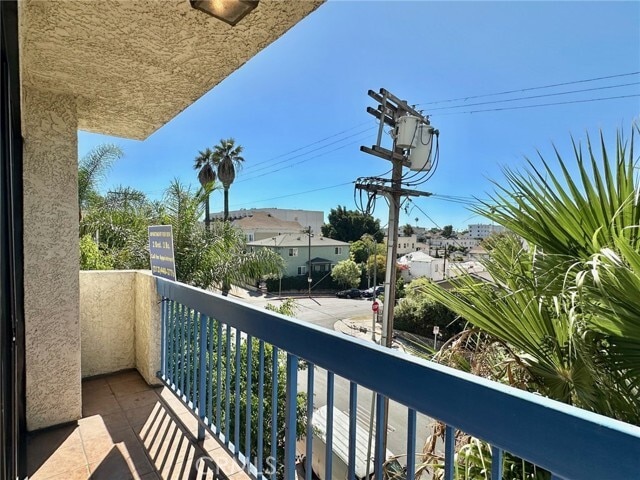 Building Photo - 1052 S Mariposa Ave