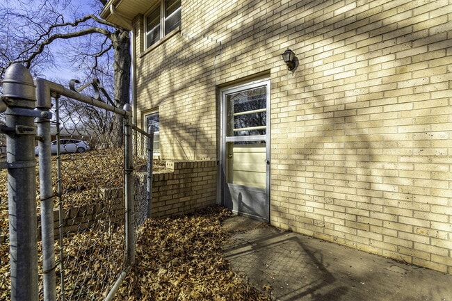 Building Photo - 340 Crown Point