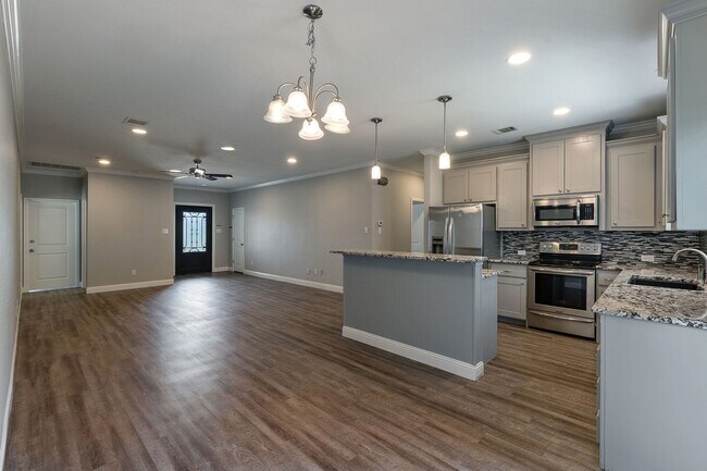 Building Photo - * MOVE IN SUMMER 7/6/2026* 6 Bed 4 Bath Home, Walking To TCU, Free Light Housekeeping