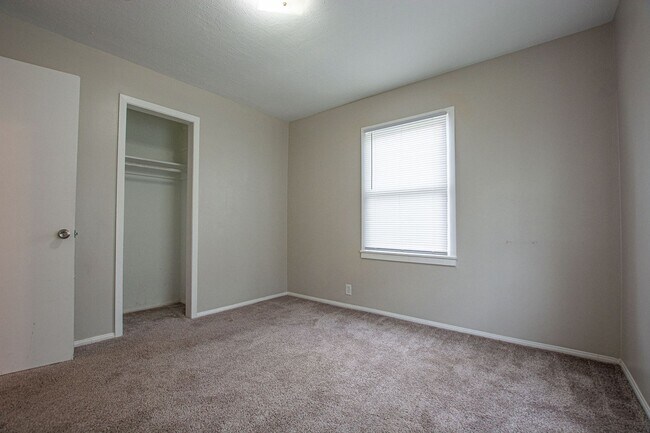 Building Photo - Cute 3 Bedroom / 1 Bath Home with Washer a...