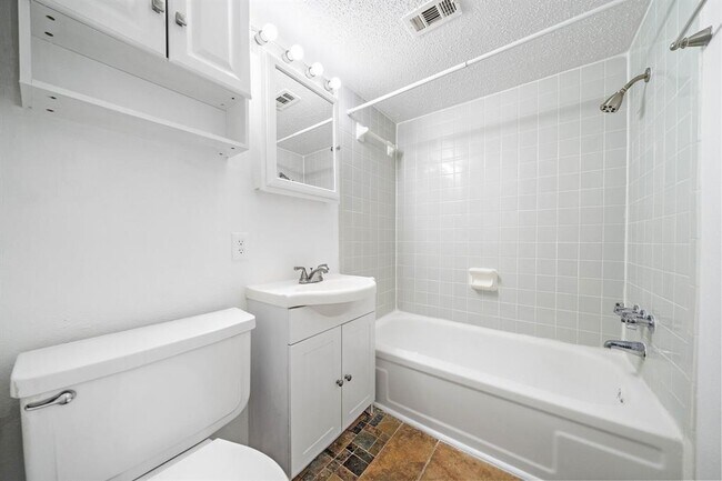 Building Photo - 8100 Seawall Blvd