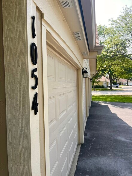 Garage - 1054 Deerpath Ct
