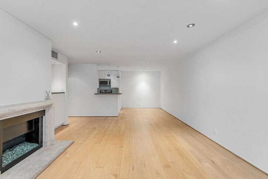 Building Photo - 8535 N West Knoll Dr