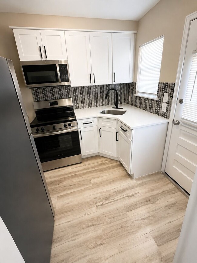 Building Photo - Beautiful 2-bedroom townhouse in Flint