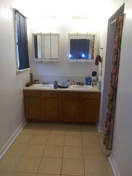 Building Photo - 6827 Rojo Ct